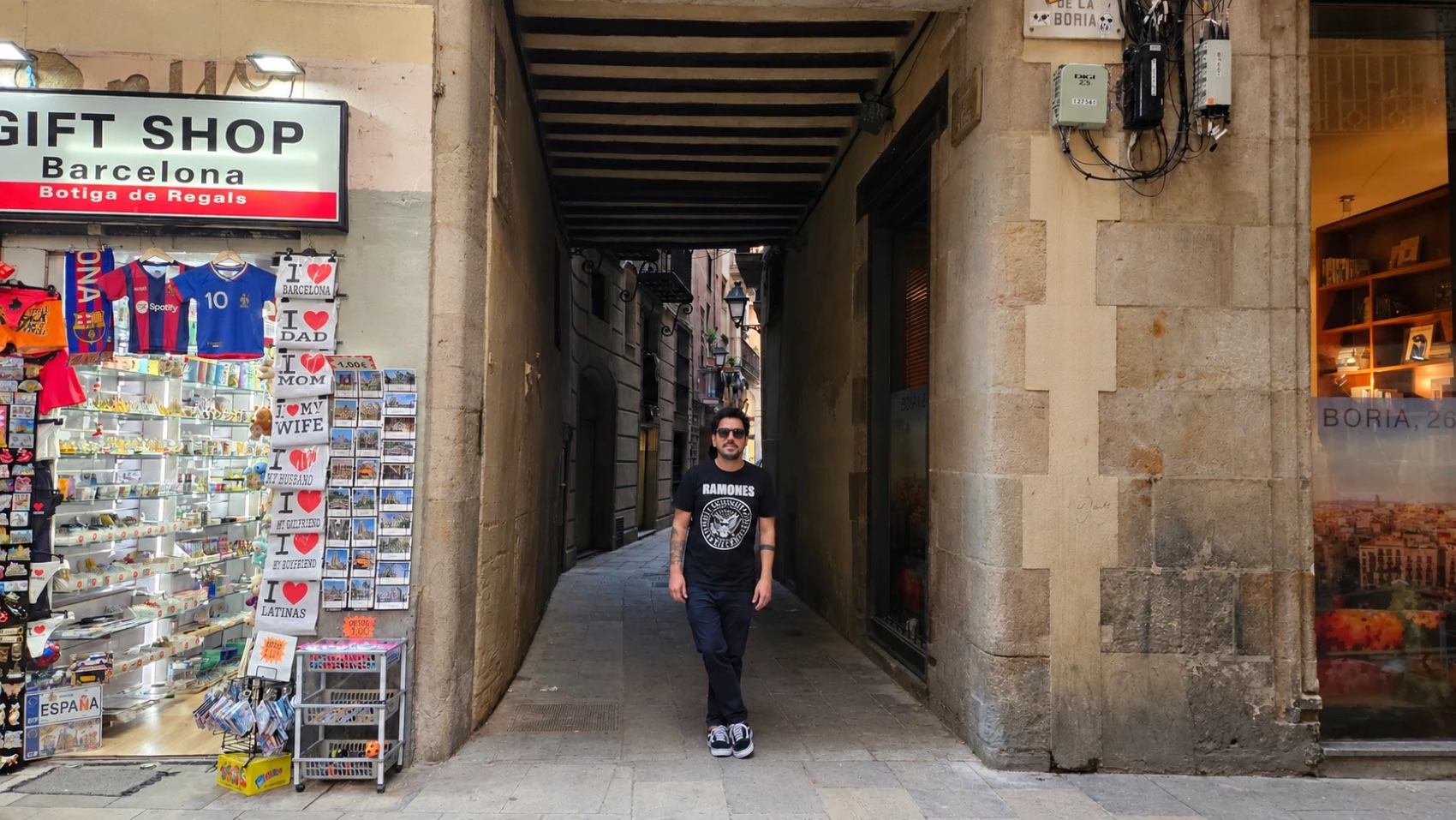 Samuel caminando por un pasaje de Barcelona
