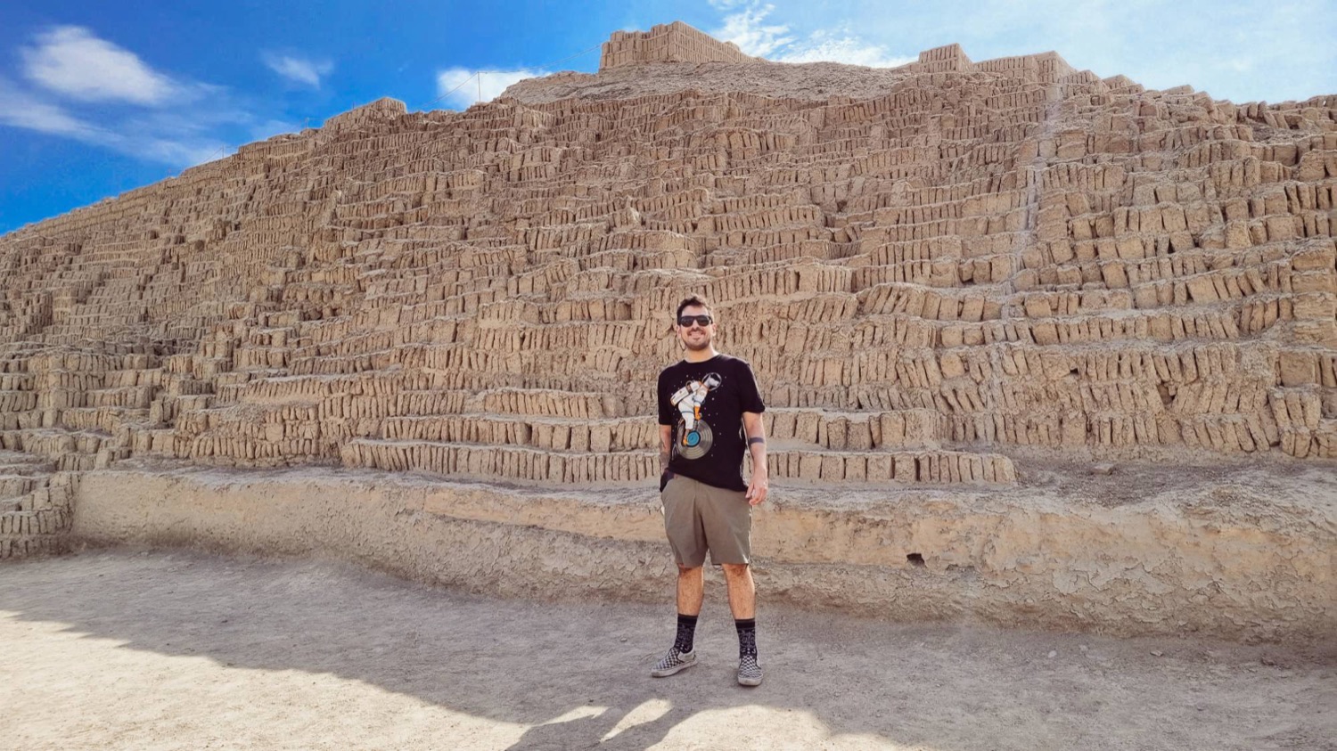 Samuel frente a una pirámide de adobe
