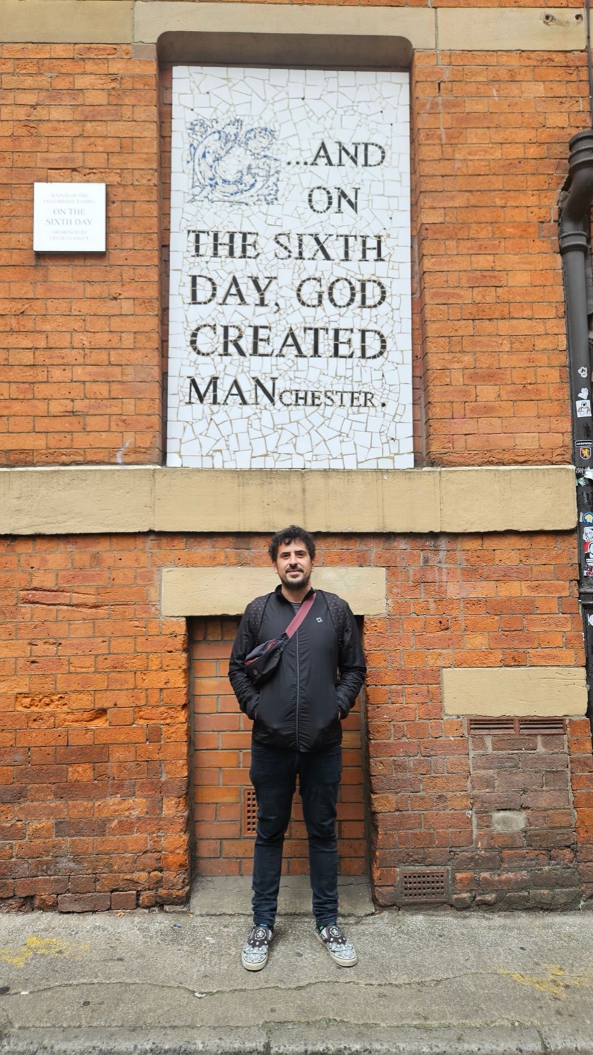 Samuel frente a un mural en Mánchester