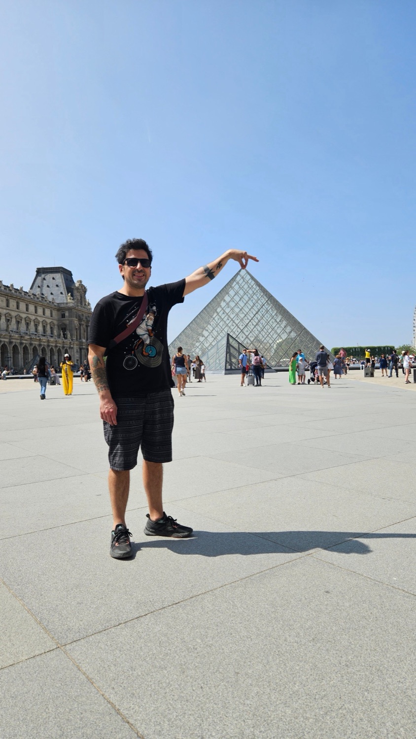 Samuel junto a la pirámide del Louvre, en París