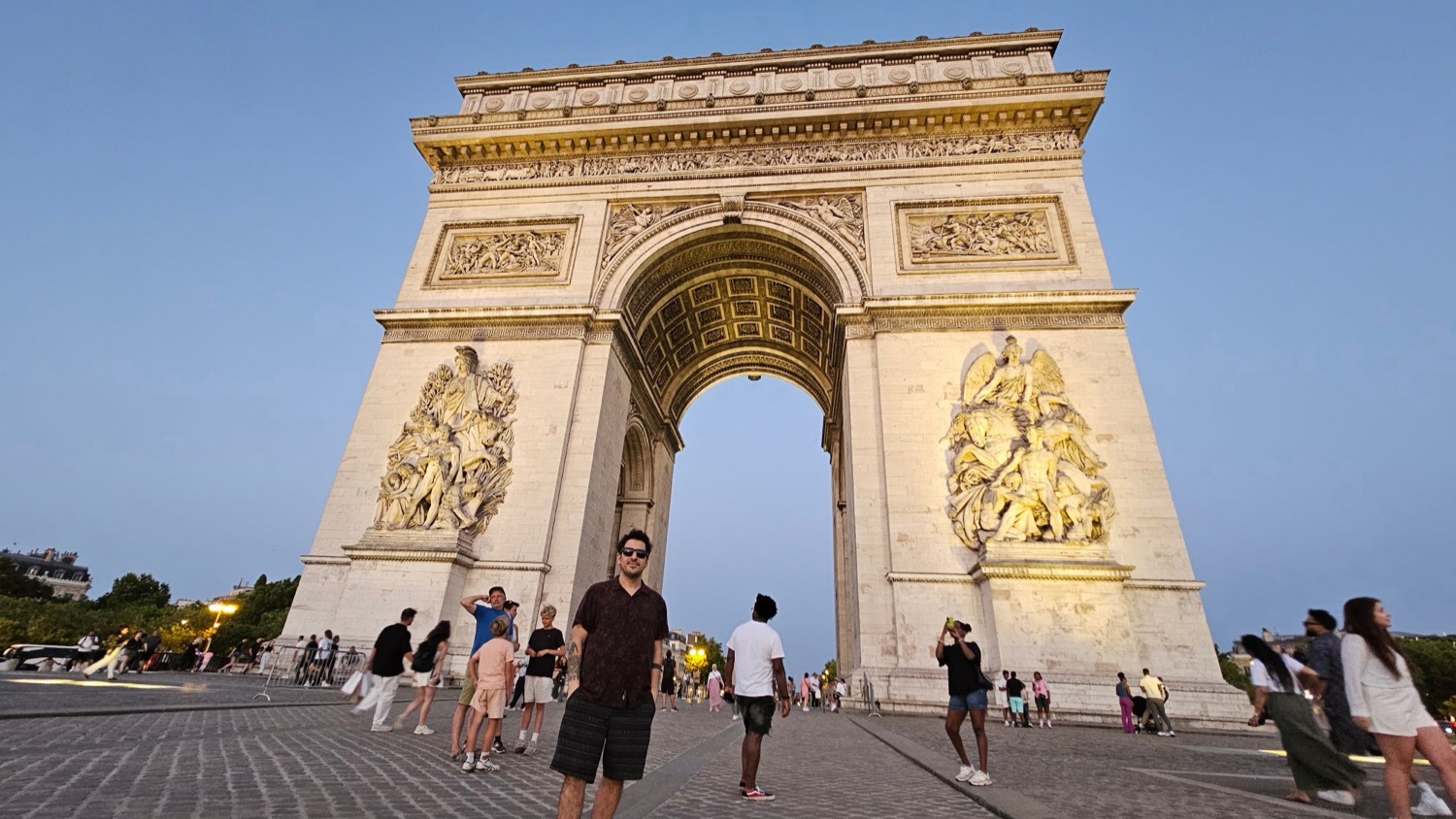 Samuel frente al Arco del Triunfo, en París